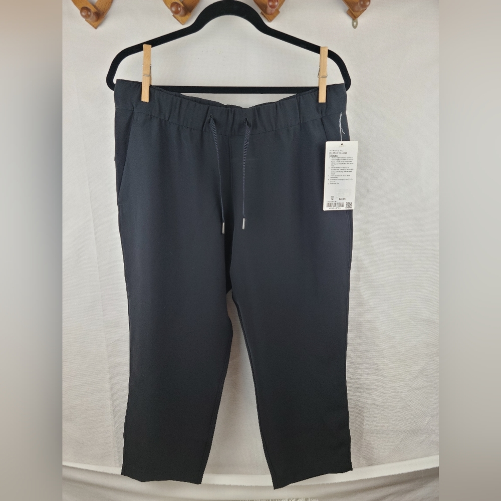 Women's Lululemon On the Fly Crop Woven Size 10 NWT Black